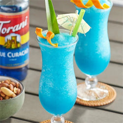 Torani Blue Curacao Flavoring Syrup 750 mL Glass Bottle - 12/Case） WS-880362948CS