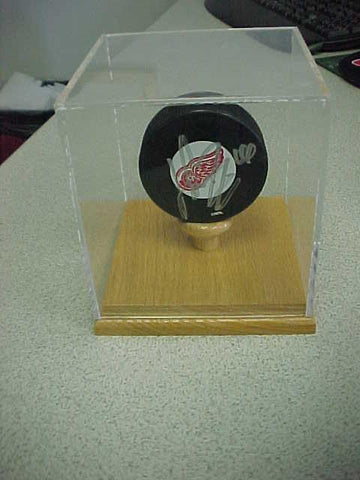 Single Hockey Puck Oak Display case 100152